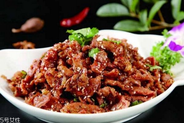 哪些人不適合吃羊肉 羊肉的飲食禁忌 哪些人不適合吃羊肉 羊肉的飲食禁忌