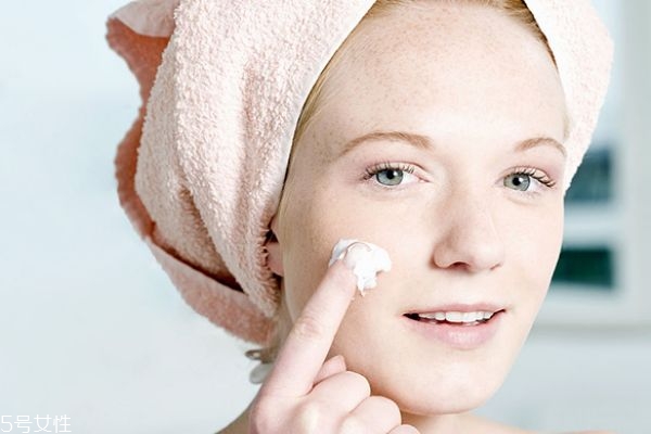 潔面乳怎么用 正確使用潔面乳的方法 潔面乳怎么用 正確使用潔面乳的方法