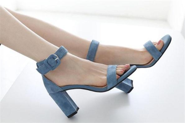 夏天穿什么顏色涼鞋百搭 涼鞋選購(gòu)攻略 夏天穿什么顏色涼鞋百搭 涼鞋選購(gòu)攻略