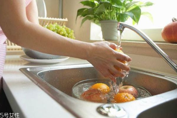 怎樣洗蘋果最干凈 怎么把蘋果徹底清洗干凈 怎樣洗蘋果最干凈 怎么把蘋果徹底清洗干凈
