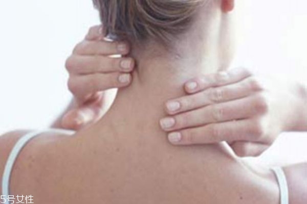 頸紋形成跟年齡有關(guān)嗎 頸紋產(chǎn)生的原因 頸紋形成跟年齡有關(guān)嗎 頸紋產(chǎn)生的原因