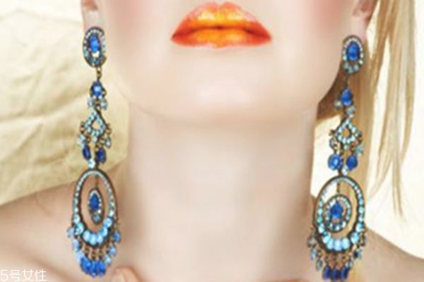 頸紋形成跟年齡有關(guān)嗎 頸紋產(chǎn)生的原因 頸紋形成跟年齡有關(guān)嗎 頸紋產(chǎn)生的原因