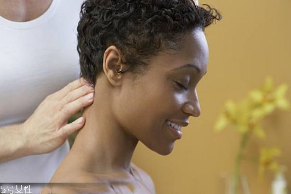 頸紋形成跟年齡有關(guān)嗎 頸紋產(chǎn)生的原因 頸紋形成跟年齡有關(guān)嗎 頸紋產(chǎn)生的原因