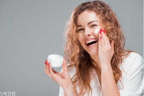 晚上需要擦霜嗎 睡前涂面霜對皮膚好嗎 晚上需要擦霜嗎 睡前涂面霜對皮膚好嗎