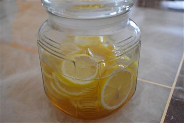 檸檬水能不能解酒 檸檬水可以解酒嗎 檸檬水能不能解酒 檸檬水可以解酒嗎