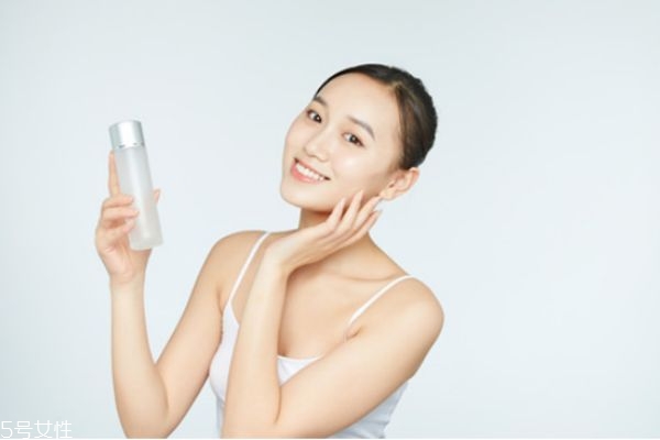 臉部干燥起皮怎么補水 臉部嚴重缺水怎么補水