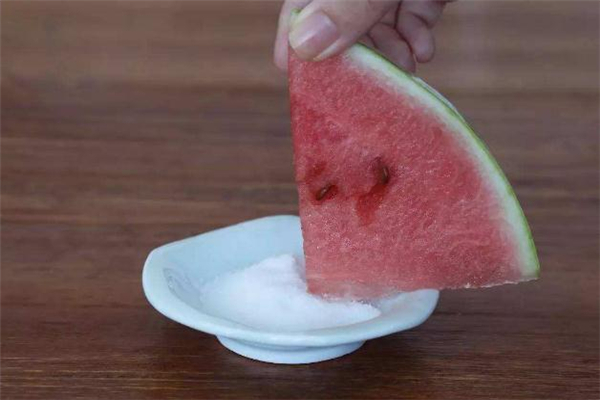 西瓜沾鹽吃治口腔潰瘍嗎 西瓜蘸鹽吃的功效 西瓜沾鹽吃治口腔潰瘍嗎 西瓜蘸鹽吃的功效