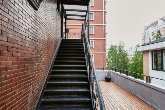 爬山爬樓梯會傷膝蓋嗎？六招加氨糖軟骨素鈣片護(hù)好膝關(guān)節(jié)