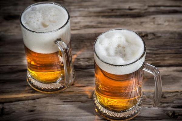 喝啤酒能吃西瓜嗎 對(duì)健康不利 喝啤酒能吃西瓜嗎 對(duì)健康不利