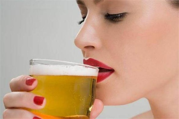 喝啤酒能吃西瓜嗎 對(duì)健康不利 喝啤酒能吃西瓜嗎 對(duì)健康不利