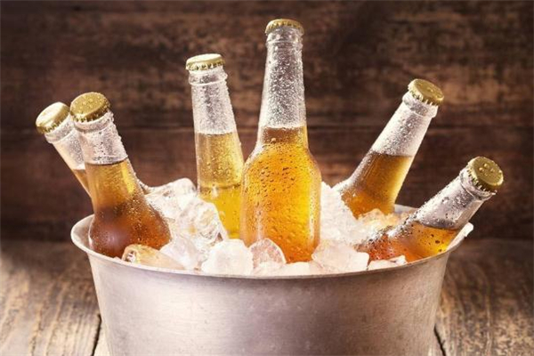 喝啤酒能吃西瓜嗎 對(duì)健康不利 喝啤酒能吃西瓜嗎 對(duì)健康不利