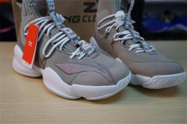 李寧空襲5季后賽版測(cè)評(píng) 空襲5精英版開(kāi)箱測(cè)評(píng) 李寧空襲5季后賽版測(cè)評(píng) 空襲5精英版開(kāi)箱測(cè)評(píng)