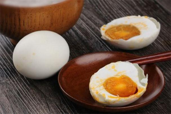 保鮮膜腌咸鴨蛋要曬太陽(yáng)嗎 保鮮膜腌咸鴨蛋曬幾個(gè)小時(shí)