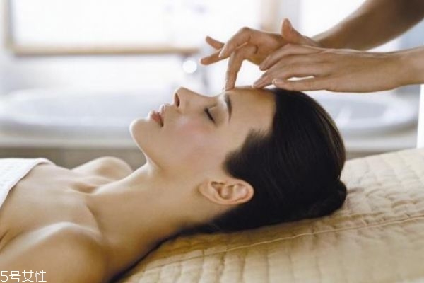 面部水療和面膜的區(qū)別 水療與面膜貼的區(qū)別 面部水療和面膜的區(qū)別 水療與面膜貼的區(qū)別