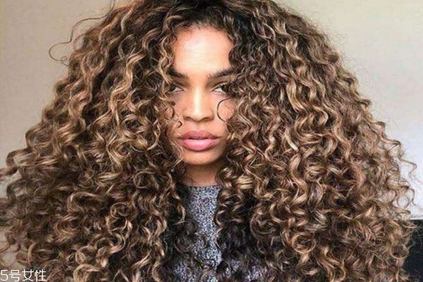 螺絲燙如何打理 螺絲燙扎起來的發(fā)型 螺絲燙如何打理 螺絲燙扎起來的發(fā)型