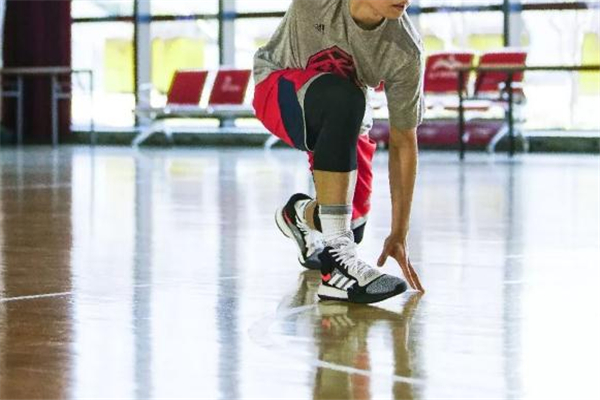 阿迪達(dá)斯marquee boost測(cè)評(píng) 年度最熱實(shí)戰(zhàn)球鞋 阿迪達(dá)斯marquee boost測(cè)評(píng) 年度最熱實(shí)戰(zhàn)球鞋