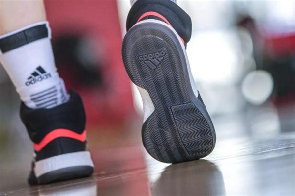 阿迪達(dá)斯marquee boost測(cè)評(píng) 年度最熱實(shí)戰(zhàn)球鞋 阿迪達(dá)斯marquee boost測(cè)評(píng) 年度最熱實(shí)戰(zhàn)球鞋