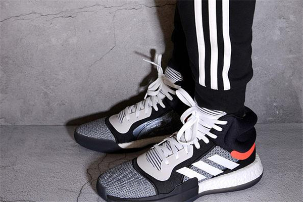 阿迪達(dá)斯marquee boost測(cè)評(píng) 年度最熱實(shí)戰(zhàn)球鞋 阿迪達(dá)斯marquee boost測(cè)評(píng) 年度最熱實(shí)戰(zhàn)球鞋