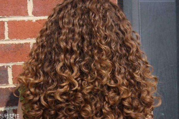 螺絲燙如何打理 螺絲燙扎起來的發(fā)型 螺絲燙如何打理 螺絲燙扎起來的發(fā)型