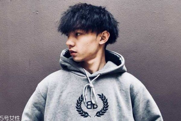 頭發(fā)硬燙錫紙燙好看嗎 發(fā)質(zhì)硬的人適合錫紙燙嗎 頭發(fā)硬燙錫紙燙好看嗎 發(fā)質(zhì)硬的人適合錫紙燙嗎