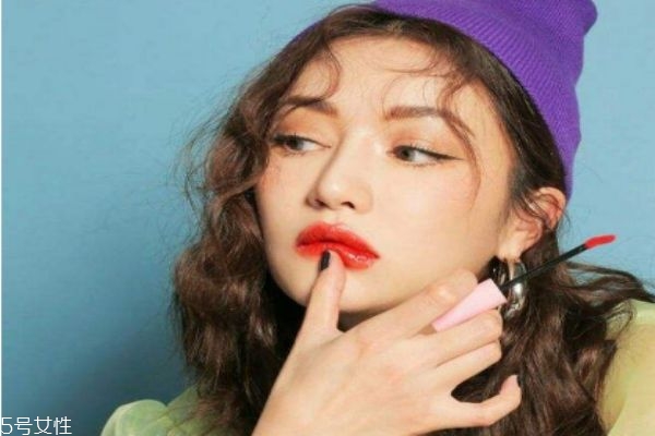 如何選擇護(hù)發(fā)精油 如何使用精油護(hù)發(fā) 如何選擇護(hù)發(fā)精油 如何使用精油護(hù)發(fā)