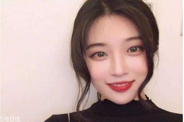 女生斜劉海有幾種類(lèi)型 好看的斜劉海發(fā)型圖片