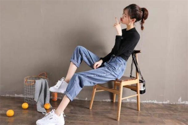 夏天穿牛仔褲配什么鞋好看 穿搭新技能 夏天穿牛仔褲配什么鞋好看 穿搭新技能