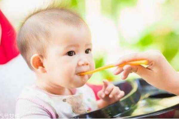 小孩流口水吃豬尾巴管用嗎 寶寶流口水的控制 小孩流口水吃豬尾巴管用嗎 寶寶流口水的控制