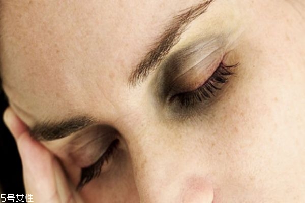 黑眼圈用什么顏色遮瑕 帶你遮住大熊貓黑眼圈 黑眼圈用什么顏色遮瑕 帶你遮住大熊貓黑眼圈