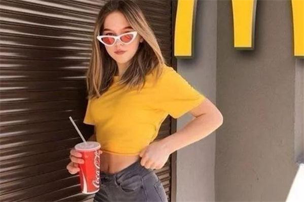 2019年夏天流行什么顏色t恤 時髦亮色穿搭 2019年夏天流行什么顏色t恤 時髦亮色穿搭