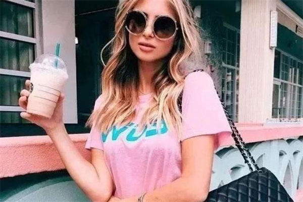 2019年夏天流行什么顏色t恤 時髦亮色穿搭 2019年夏天流行什么顏色t恤 時髦亮色穿搭