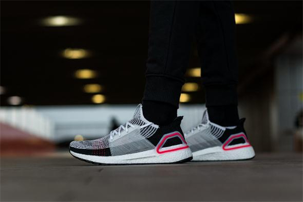 阿迪達(dá)斯ub19測(cè)評(píng) ultraboost19腳感怎么樣 阿迪達(dá)斯ub19測(cè)評(píng) ultraboost19腳感怎么樣