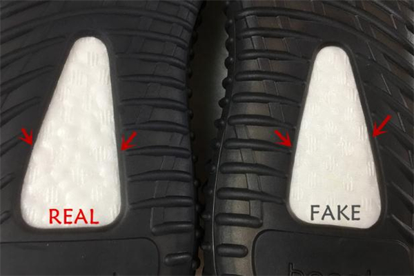 yeezy350黑天使真假對(duì)比 椰子黑天使怎么看真假 yeezy350黑天使真假對(duì)比 椰子黑天使怎么看真假