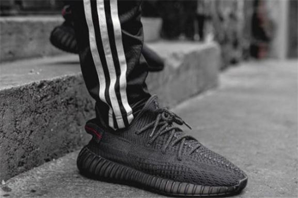 yeezy350黑天使真假對(duì)比 椰子黑天使怎么看真假 yeezy350黑天使真假對(duì)比 椰子黑天使怎么看真假
