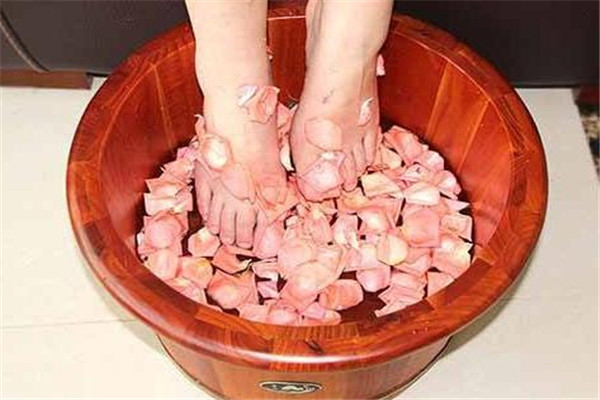 夏天泡腳的好處和壞處是什么 夏天泡腳有什么好處 夏天泡腳的好處和壞處是什么 夏天泡腳有什么好處