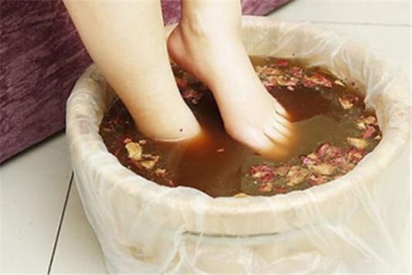 夏天泡腳的好處和壞處是什么 夏天泡腳有什么好處 夏天泡腳的好處和壞處是什么 夏天泡腳有什么好處