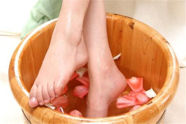 夏天泡腳出汗好嗎 夏天泡腳怎么泡 夏天泡腳出汗好嗎 夏天泡腳怎么泡