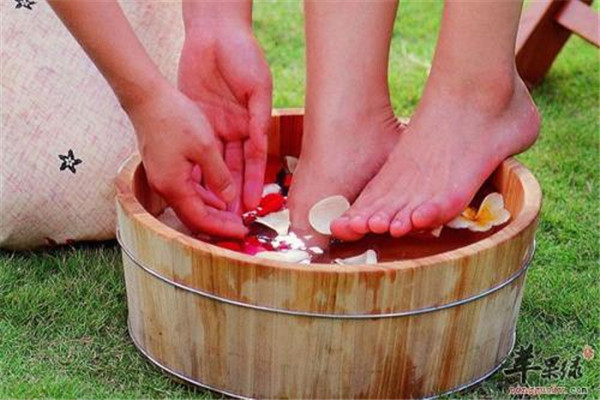 夏天泡腳出汗好嗎 夏天泡腳怎么泡 夏天泡腳出汗好嗎 夏天泡腳怎么泡