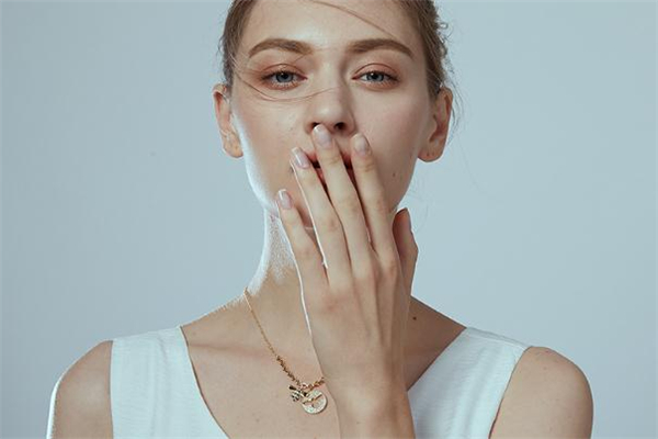 施華洛世奇小蜜蜂項鏈能碰水嗎 小蜜蜂項鏈洗澡能戴嗎 施華洛世奇小蜜蜂項鏈能碰水嗎 小蜜蜂項鏈洗澡能戴嗎