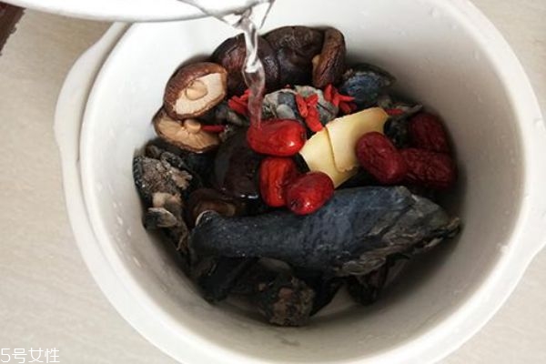 烏雞湯和什么一起煲湯 燉烏雞湯都用點什么在一起好 烏雞湯和什么一起煲湯 燉烏雞湯都用點什么在一起好