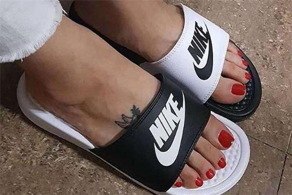2019年流行什么樣的拖鞋 夏日輕松出街 2019年流行什么樣的拖鞋 夏日輕松出街
