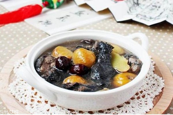 烏雞湯和什么一起煲湯 燉烏雞湯都用點(diǎn)什么在一起好 烏雞湯和什么一起煲湯 燉烏雞湯都用點(diǎn)什么在一起好