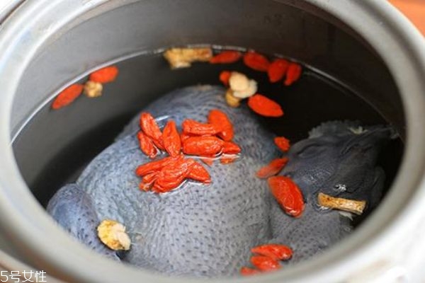 烏雞湯和什么一起煲湯 燉烏雞湯都用點(diǎn)什么在一起好 烏雞湯和什么一起煲湯 燉烏雞湯都用點(diǎn)什么在一起好