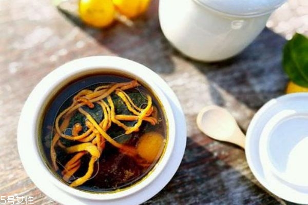 烏雞湯和什么一起煲湯 燉烏雞湯都用點(diǎn)什么在一起好 烏雞湯和什么一起煲湯 燉烏雞湯都用點(diǎn)什么在一起好