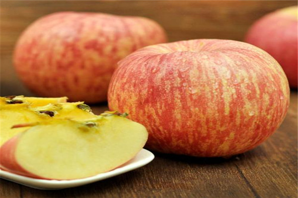 蘋果皮吃了好嗎 蘋果皮的營(yíng)養(yǎng)也不少 蘋果皮吃了好嗎 蘋果皮的營(yíng)養(yǎng)也不少