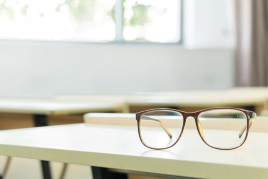 眼睛干澀疲勞是什么原因？葉黃素什么牌子好