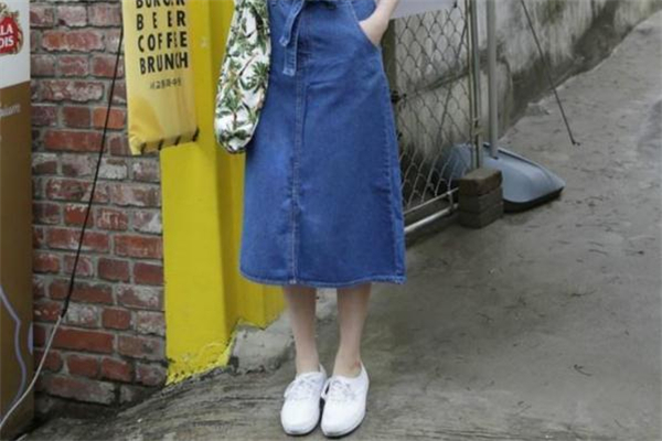 小白鞋配什么裙子好看 舒適又時髦 小白鞋配什么裙子好看 舒適又時髦