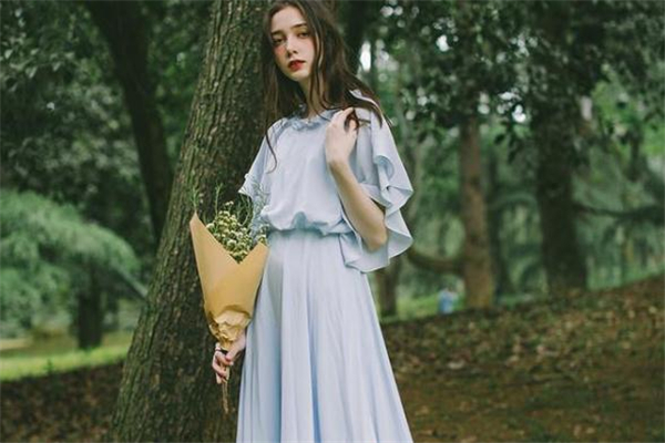 手臂粗穿什么樣的裙子好看 告別麒麟臂 手臂粗穿什么樣的裙子好看 告別麒麟臂