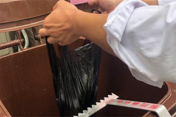 濕垃圾破袋什么意思 濕垃圾用什么裝可以一起扔 濕垃圾破袋什么意思 濕垃圾用什么裝可以一起扔