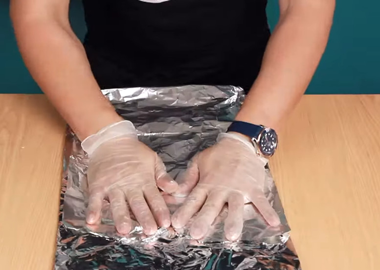 鋁箔紙用哪一面接觸食物 亮面還是霧面 鋁箔紙用哪一面接觸食物 亮面還是霧面